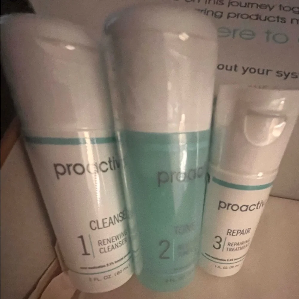 Proactiv White and Blue Skincare Trio - Picture 4 of 16